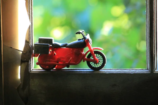 路上の赤いバイクは — ストック写真