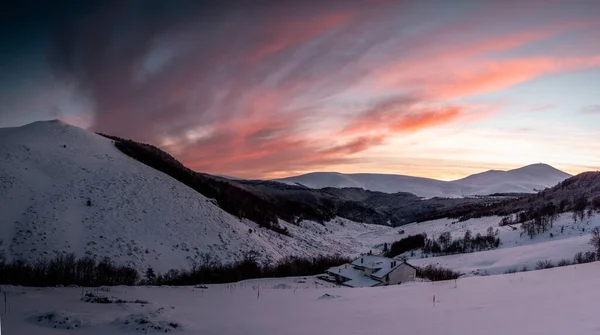 Hermoso Atardecer Sobre Las Montañas —  Fotos de Stock