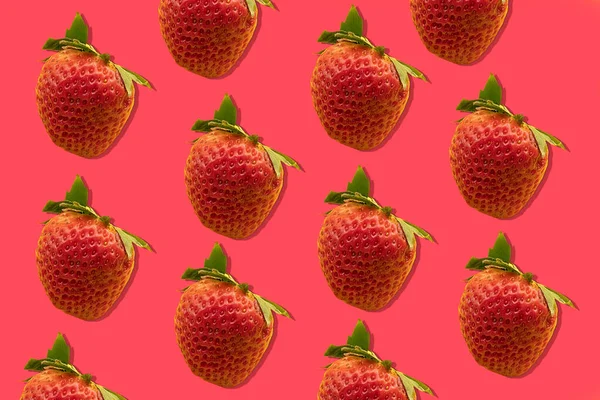赤い背景にイチゴとイチゴのシームレスなパターン — ストック写真