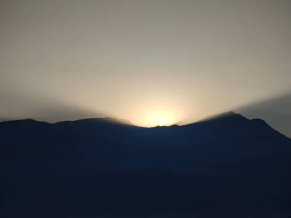 Όμορφο Ηλιοβασίλεμα Στα Βουνά — Φωτογραφία Αρχείου