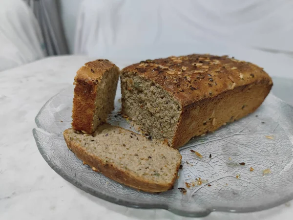 Domácí Chléb Mákem Nůž Bílém Pozadí — Stock fotografie