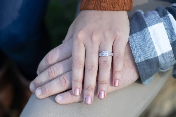 Fechar Mãos Uma Mulher Segurando Anel Casamento — Fotografia de Stock