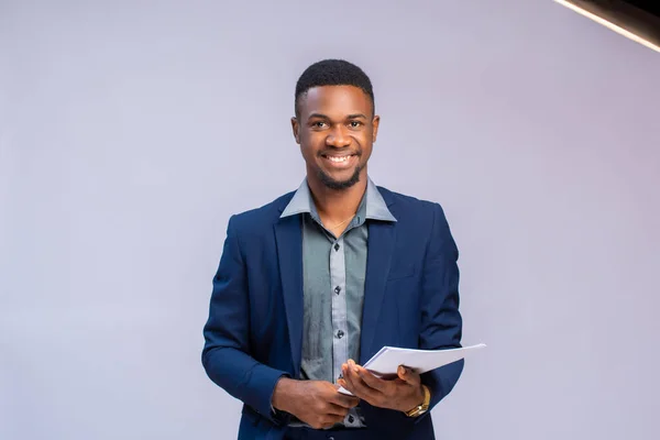 Portret Młodego Afrykańskiego Biznesmena Garniturze Czarnej Kurtce Niebieskiej Koszuli — Zdjęcie stockowe