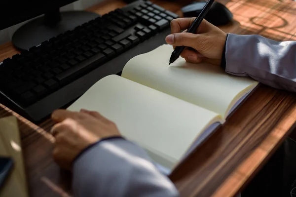 Close Van Een Zakenman Die Werkt — Stockfoto