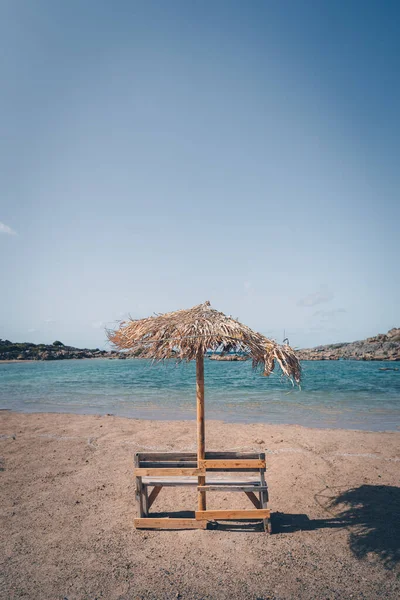 海を背景に傘と椅子がある美しいビーチ — ストック写真