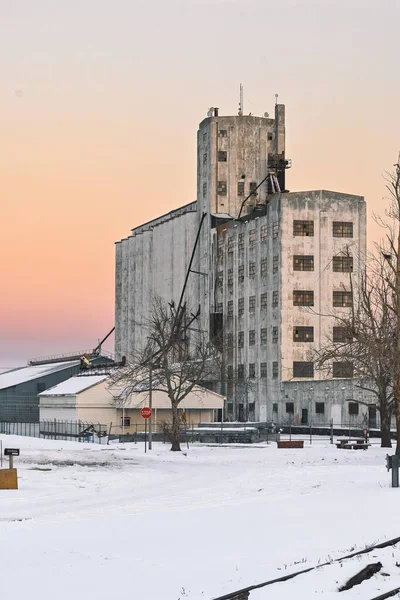 Şehirdeki Eski Terk Edilmiş Fabrika Binası — Stok fotoğraf