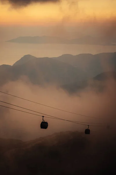 美丽的落日笼罩着高山 — 图库照片