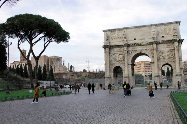 Ρώμη Ιταλία Ιούλιος 2017 Τουρίστες Που Επισκέπτονται Κολοσσαίο Στην Πόλη — Φωτογραφία Αρχείου