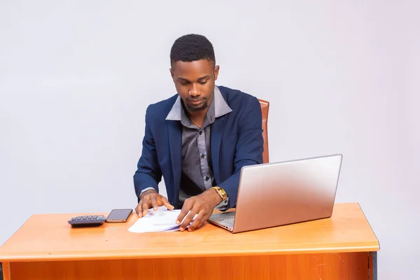 Afrikanischer Amerikanischer Geschäftsmann Sitzt Tisch Und Schaut Auf Den Laptop — Stockfoto