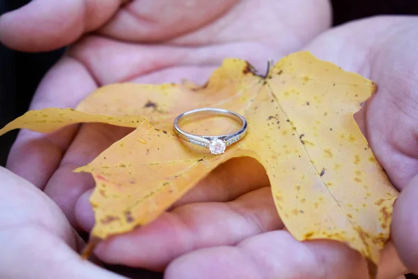 黄金の背景に結婚指輪 — ストック写真