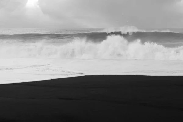 Foto Blanco Negro Una Hermosa Playa Con Una Ola Del — Foto de Stock