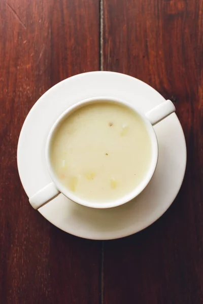 Uma Xícara Chá Quente Com Creme Branco Pires Fundo Madeira — Fotografia de Stock
