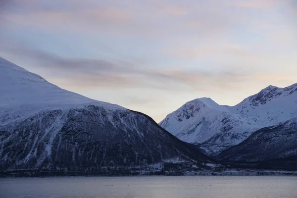 北极山脉的美丽景色 — 图库照片