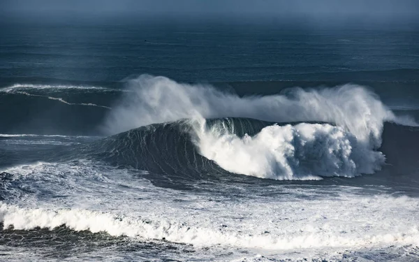 Viharos Hullámok Zuhannak Atlanti Óceán Partján — Stock Fotó