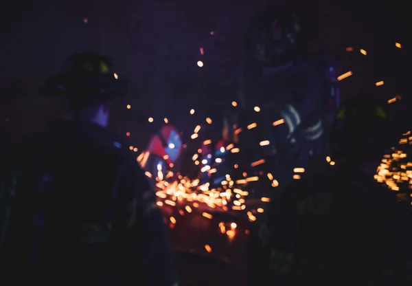 火で金属を溶接する火花 — ストック写真