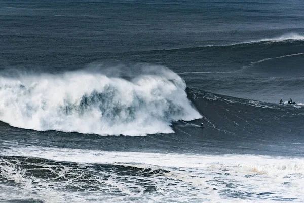大西洋の海岸で波が砕け — ストック写真
