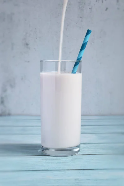 Склянка Молока Дерев Яному Фоні — стокове фото
