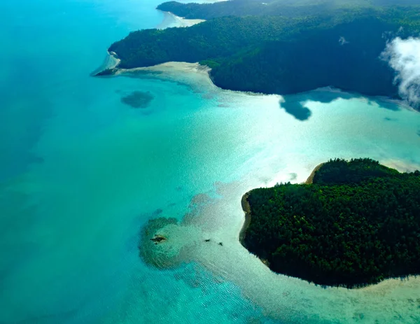 熱帯の海とターコイズブルーの水と澄んだ空を持つ美しいビーチ モルジブ — ストック写真