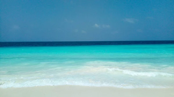 美丽的热带马尔代夫 有大海和海滩 — 图库照片