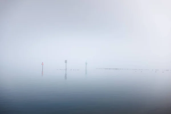 霧の中の湖の美しい景色 — ストック写真