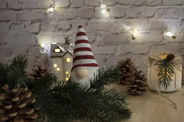 Kerstboom Met Decoraties Geschenken Houten Ondergrond — Stockfoto