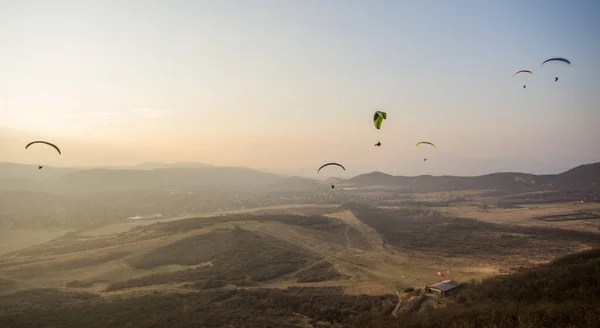 Parapente Voando Nas Montanhas — Fotografia de Stock