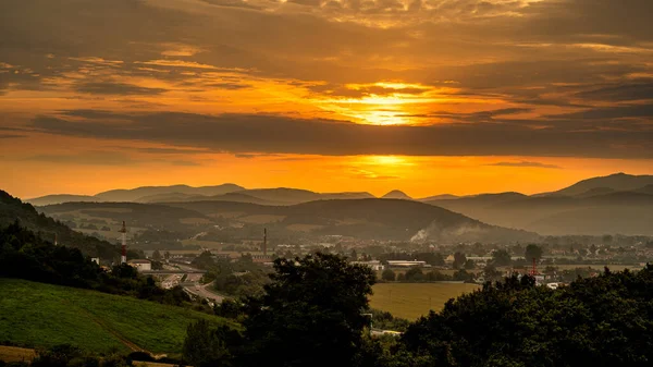 Dağın Üstünde Güzel Bir Gün Batımı — Stok fotoğraf