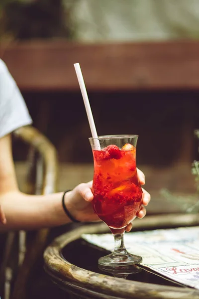 Donna Che Beve Cocktail Con Cubetti Ghiaccio Nel Caffè — Foto Stock