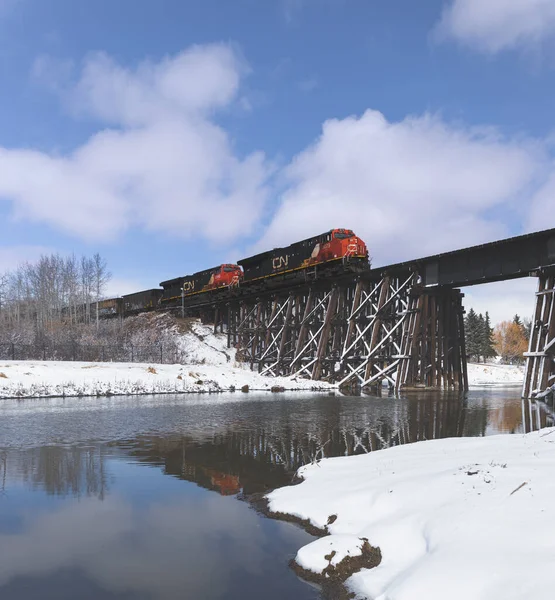 旧木桥和火车 — 图库照片