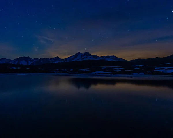 Όμορφο Τοπίο Μια Λίμνη Στα Βουνά — Φωτογραφία Αρχείου
