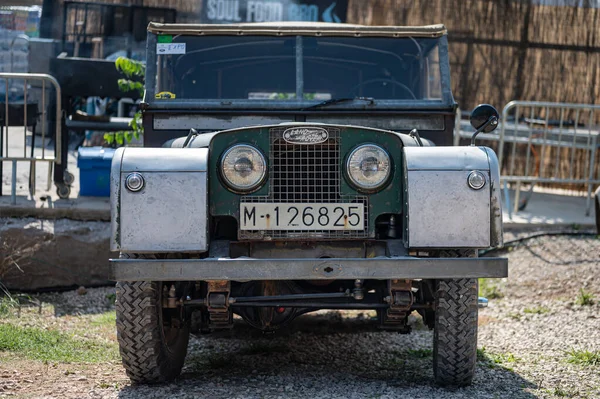 Carrera Suv Camino Campo —  Fotos de Stock