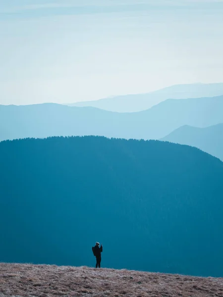 Людина Рюкзаком Вершині Гори — стокове фото