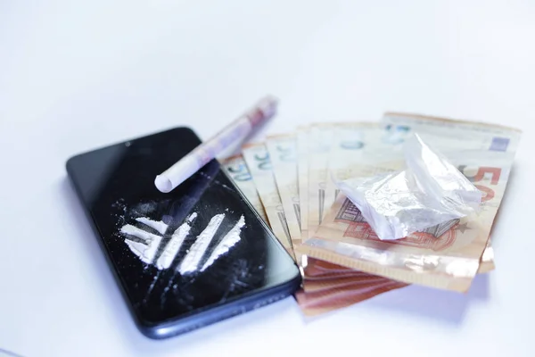Peníze Rozbité Drogy Euro Bílém Pozadí — Stock fotografie