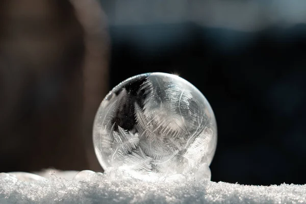 ガラスの上の雪 冬を背景にした氷は — ストック写真