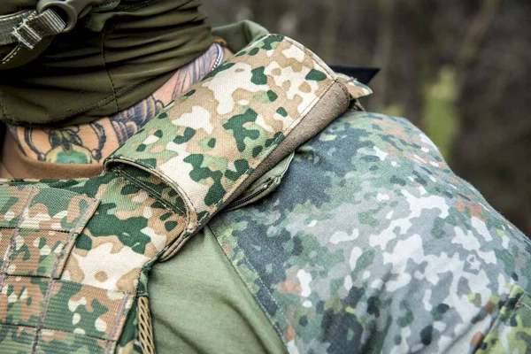 Soldado Militar Con Una Mochila Camuflaje — Foto de Stock