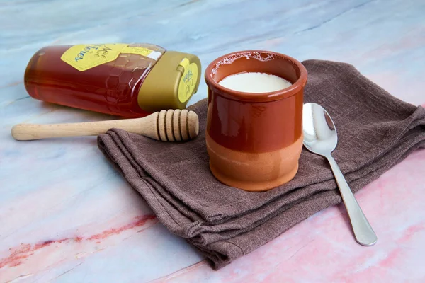 Nahaufnahme Einer Tasse Milch Auf Hölzernem Hintergrund — Stockfoto