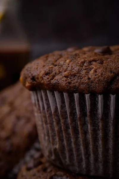 Muffins Mit Schokolade Auf Dem Tisch — Stockfoto