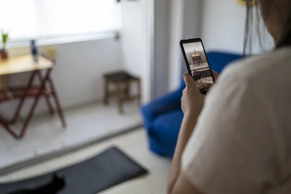 Frau Benutzt Handy Hause — Stockfoto