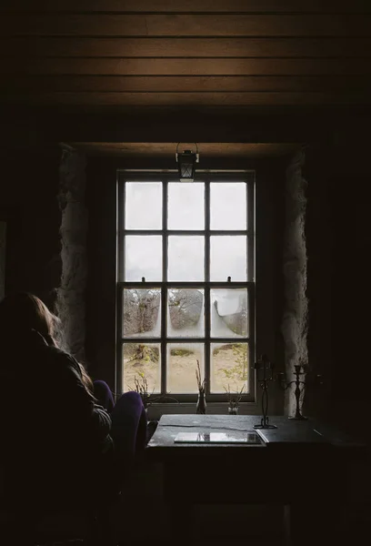 Femme Près Fenêtre Maison — Photo