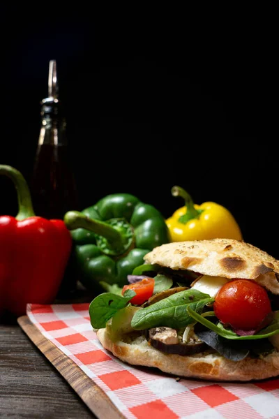 Bocadillo Con Verduras Queso Sobre Fondo Madera — Foto de Stock