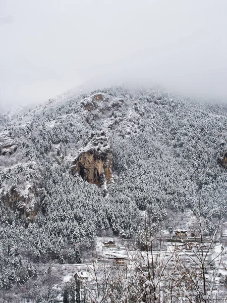 冬季白雪覆盖的高山 — 图库照片