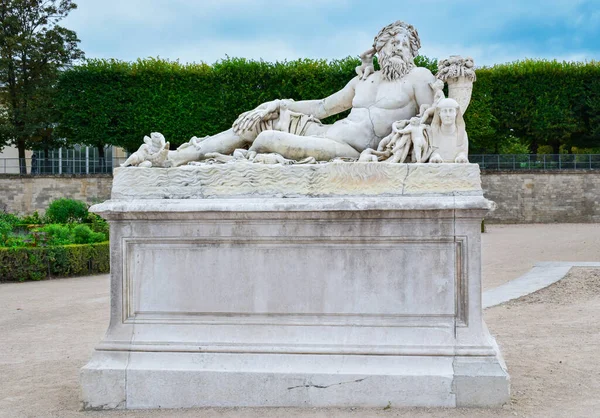 オーストリアのウィーンにあるヴェルサイユ宮殿の王の像です — ストック写真