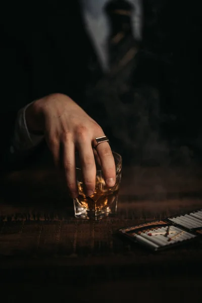 Homme Fumant Cigare Avec Verre Whisky — Photo