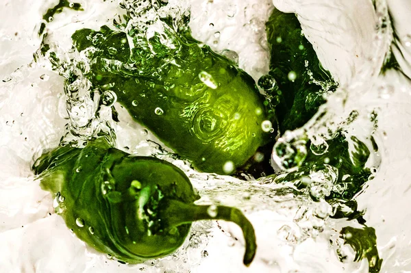 Salpicadura Agua Con Hojas Verdes — Foto de Stock