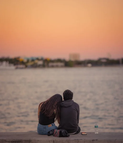 Couple Sitting Beach Sunset — Stock Photo, Image