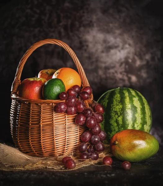 Stillleben Mit Obst Und Gemüse Auf Dunklem Hintergrund — Stockfoto