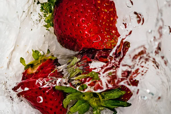 Fresa Con Gotas Agua —  Fotos de Stock