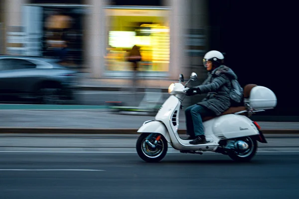 Homme Scooter Dans Ville — Photo