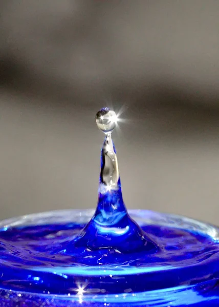 Goutte Eau Sur Fond Bleu — Photo