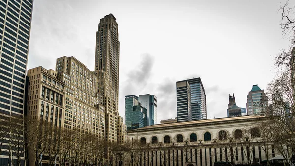 纽约的天际线上有摩天大楼和建筑物 — 图库照片